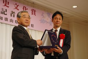 大賞の田中史生氏に賞を贈呈する溝口島根県知事